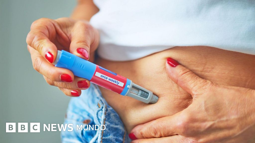 Una persona sostiene un dispositivo de inyección sobre el abdomen en una publicación informativa sobre pérdida de peso.